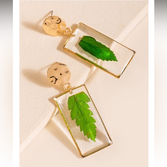 Francesca’s Julia Hammered Leaf Drop Earrings - Picture 1 of 4